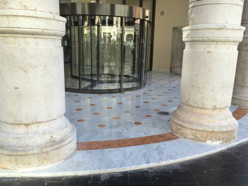 Crédit Mutuel Nice - Dallage d'entrée sur mesure en marbre - Nice 06