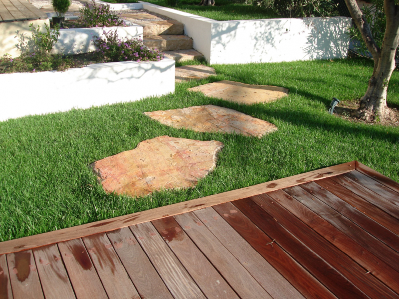 Dalles en pierres naturelles pour jardins et terrasses dans les Alpes Maritimes (06)