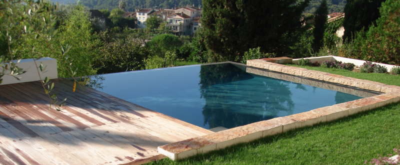Pierre naturelle calcaire pour contour piscine dans les Alpes Maritimes