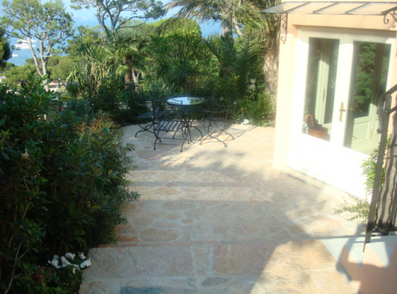 Dalles en pierres naturelles pour jardins et terrasses dans les Alpes Maritimes (06)