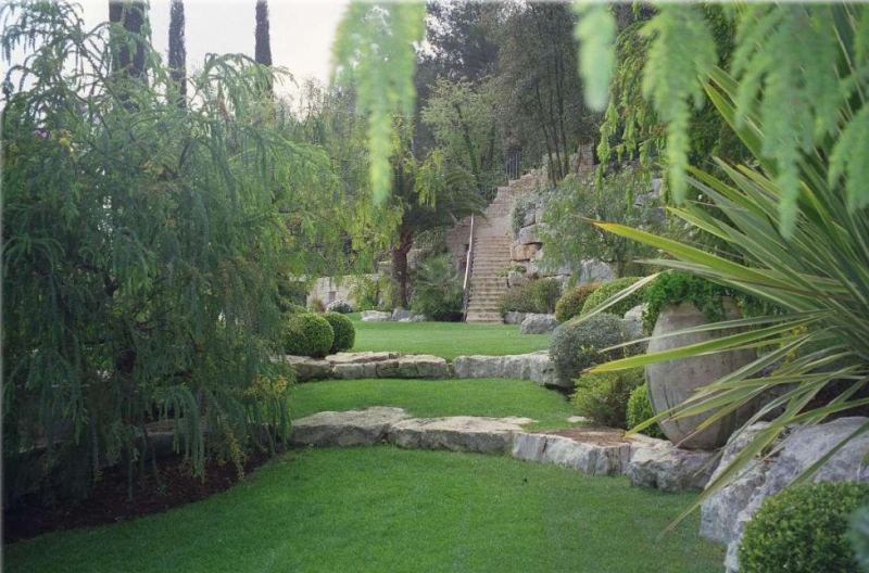 Création de marches massives en pierre pour escaliers de jardin dans les Alpes Maritimes - Nice
