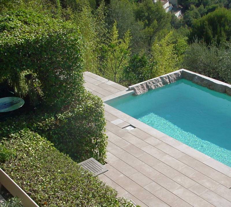 Contour en croûte naturelle pour piscine - DISTRIPIERRES