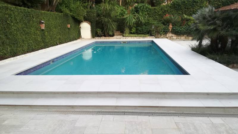 Margelles blanches pour piscine à Nice