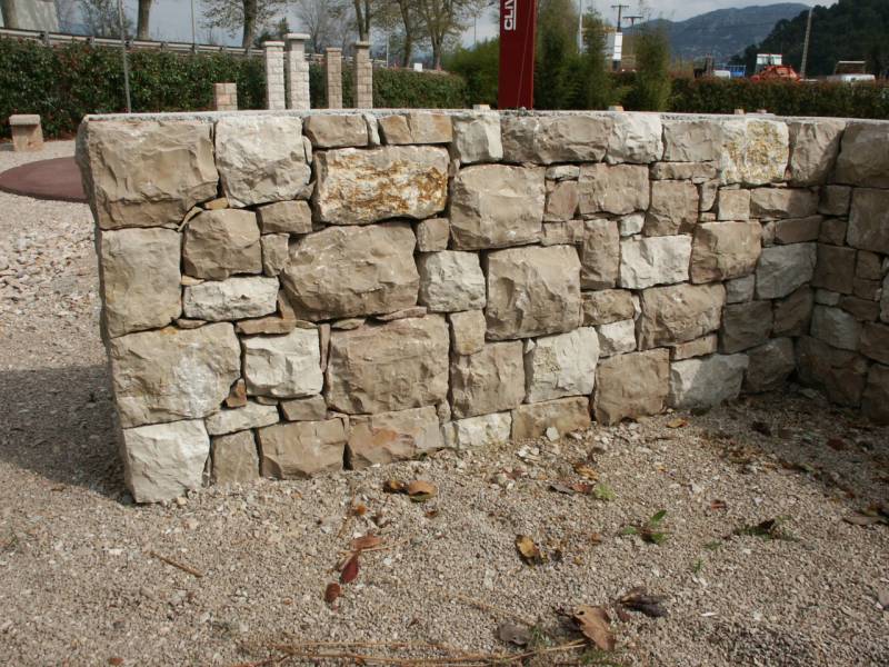 Disponible chez Distripierres