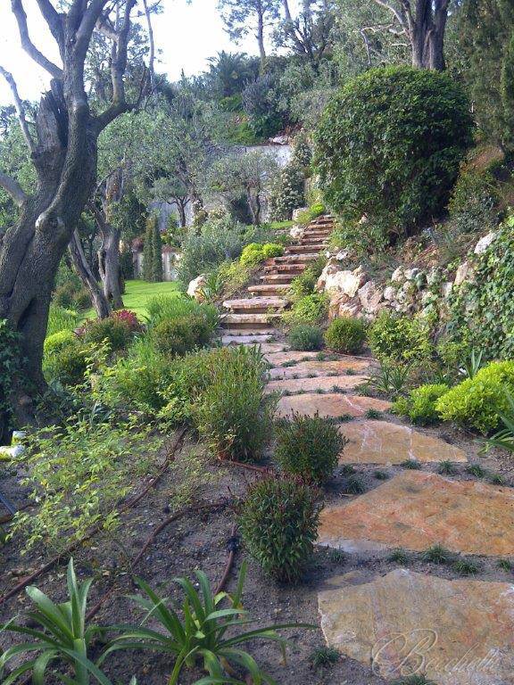 Dalles en pierres naturelles pour jardins et terrasses dans les Alpes Maritimes (06)