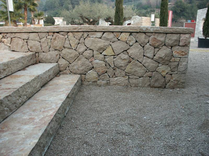 Pierre de la Turbie à maçonner